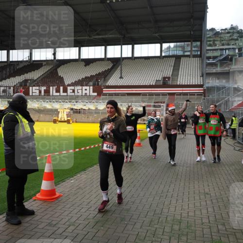 07.12.2025 - St. Pauli X-Mass-Run No. 15 Fabian Wolf http://msf.ph/oto/9396758 07.12.2025 10:41:06 Ziel 288, 449, 545, 952, 1153, 3264, 3265, 3951, 4617, 4773, 4871 meine-sportfotos.de