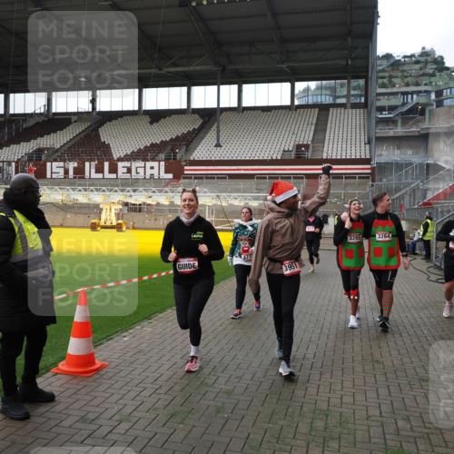 07.12.2025 - St. Pauli X-Mass-Run No. 15 Fabian Wolf http://msf.ph/oto/9396762 07.12.2025 10:41:08 Ziel 449, 545, 575, 952, 1153, 3047, 3264, 3265, 3951, 4617, 4773 meine-sportfotos.de