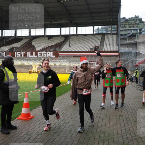 07.12.2025 - St. Pauli X-Mass-Run No. 15 Fabian Wolf http://msf.ph/oto/9396764 07.12.2025 10:41:08 Ziel 449, 545, 575, 952, 1153, 3047, 3264, 3265, 3951, 4617, 4773 meine-sportfotos.de