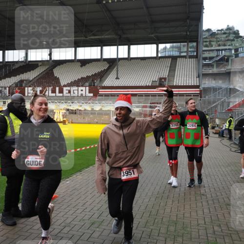 07.12.2025 - St. Pauli X-Mass-Run No. 15 Fabian Wolf http://msf.ph/oto/9396766 07.12.2025 10:41:08 Ziel 449, 545, 575, 952, 1153, 3047, 3264, 3265, 3951, 4617, 4773 meine-sportfotos.de