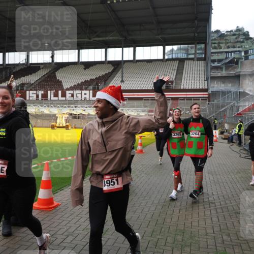 07.12.2025 - St. Pauli X-Mass-Run No. 15 Fabian Wolf http://msf.ph/oto/9396767 07.12.2025 10:41:09 Ziel 449, 545, 575, 952, 1153, 3047, 3264, 3265, 3951, 4617, 4773 meine-sportfotos.de