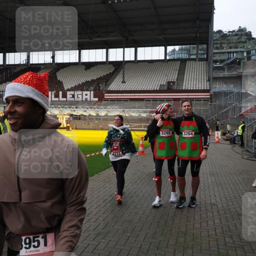 07.12.2025 - St. Pauli X-Mass-Run No. 15 Fabian Wolf http://msf.ph/oto/9396769 07.12.2025 10:41:09 Ziel 449, 545, 575, 952, 1153, 3047, 3264, 3265, 3951, 4617, 4773 meine-sportfotos.de