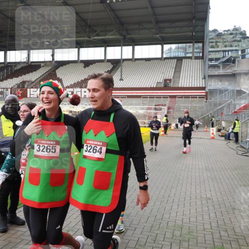 07.12.2025 - St. Pauli X-Mass-Run No. 15 Fabian Wolf http://msf.ph/oto/9396778 07.12.2025 10:41:11 Ziel 449, 545, 575, 952, 1153, 3047, 3264, 3265, 3951, 4617, 4773 meine-sportfotos.de