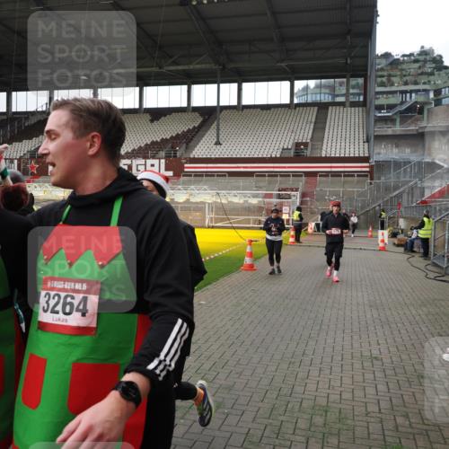 07.12.2025 - St. Pauli X-Mass-Run No. 15 Fabian Wolf http://msf.ph/oto/9396780 07.12.2025 10:41:11 Ziel 449, 545, 575, 952, 1153, 3047, 3264, 3265, 3951, 4617, 4773 meine-sportfotos.de