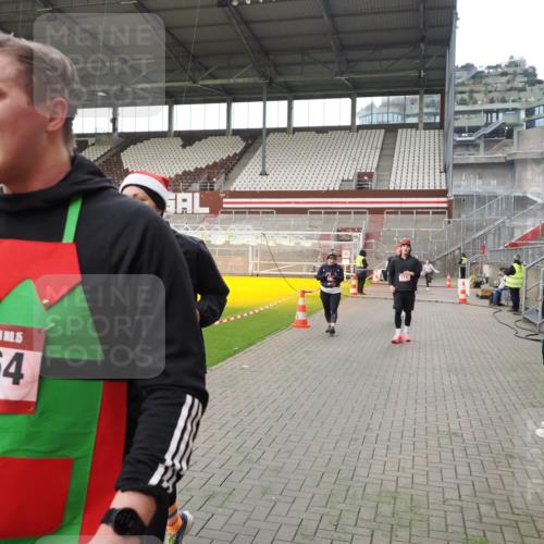 07.12.2025 - St. Pauli X-Mass-Run No. 15 Fabian Wolf http://msf.ph/oto/9396781 07.12.2025 10:41:11 Ziel 449, 545, 575, 952, 1153, 3047, 3264, 3265, 3951, 4617, 4773 meine-sportfotos.de