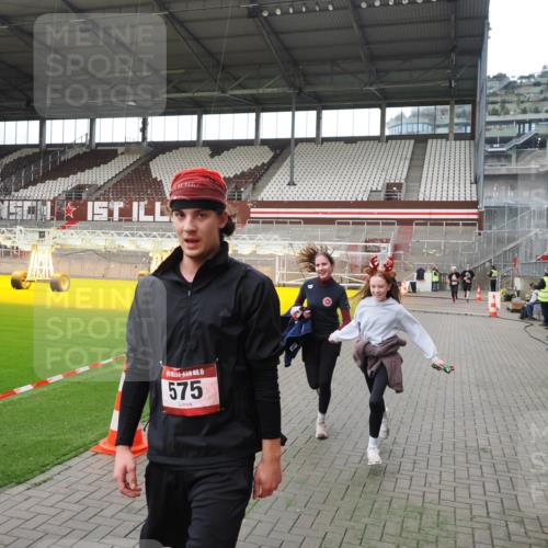 07.12.2025 - St. Pauli X-Mass-Run No. 15 Fabian Wolf http://msf.ph/oto/9396804 07.12.2025 10:41:18 Ziel 449, 575, 1153, 2330, 2331, 3047, 3951, 4617 meine-sportfotos.de