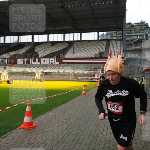 07.12.2025 - St. Pauli X-Mass-Run No. 15 Fabian Wolf http://msf.ph/oto/9396815 07.12.2025 10:41:22 Ziel 259, 575, 1153, 2330, 2331, 2507, 3047, 4617 meine-sportfotos.de