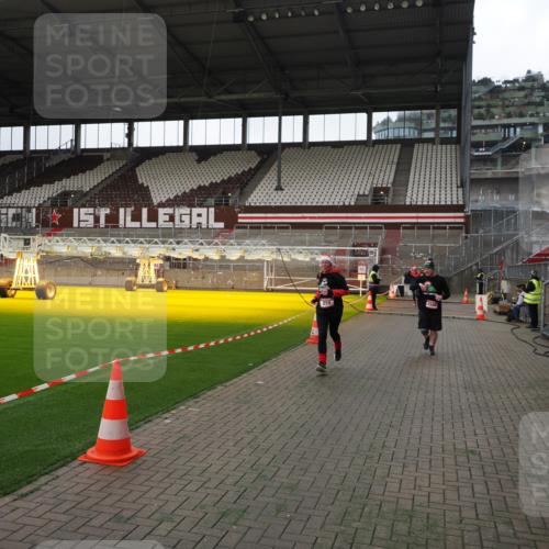 07.12.2025 - St. Pauli X-Mass-Run No. 15 Fabian Wolf http://msf.ph/oto/9396817 07.12.2025 10:41:24 Ziel 259, 575, 1153, 1275, 2330, 2331, 2507, 3047, 3392, 4617 meine-sportfotos.de