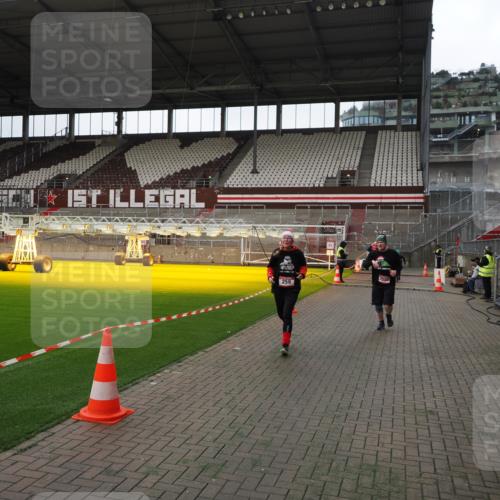 07.12.2025 - St. Pauli X-Mass-Run No. 15 Fabian Wolf http://msf.ph/oto/9396819 07.12.2025 10:41:24 Ziel 259, 575, 1153, 1275, 2330, 2331, 2507, 3047, 3392, 4617 meine-sportfotos.de
