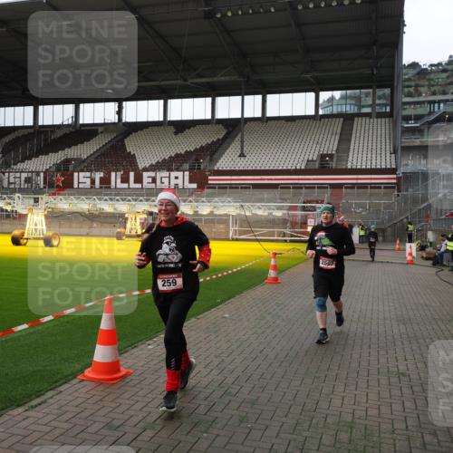07.12.2025 - St. Pauli X-Mass-Run No. 15 Fabian Wolf http://msf.ph/oto/9396826 07.12.2025 10:41:26 Ziel 259, 575, 1275, 2330, 2331, 2507, 3047, 3392 meine-sportfotos.de