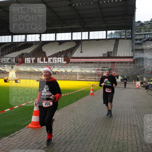 07.12.2025 - St. Pauli X-Mass-Run No. 15 Fabian Wolf http://msf.ph/oto/9396827 07.12.2025 10:41:26 Ziel 259, 575, 1275, 2330, 2331, 2507, 3047, 3392 meine-sportfotos.de