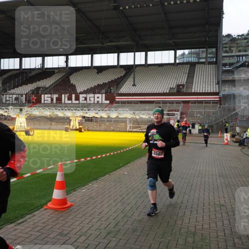 07.12.2025 - St. Pauli X-Mass-Run No. 15 Fabian Wolf http://msf.ph/oto/9396830 07.12.2025 10:41:27 Ziel 259, 575, 1275, 2330, 2331, 2507, 3047, 3392 meine-sportfotos.de