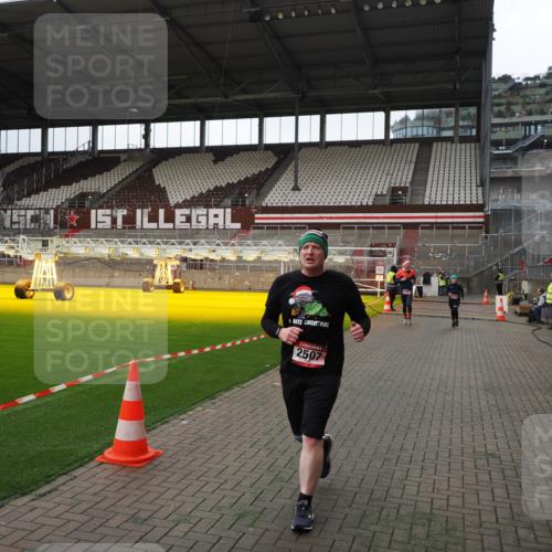 07.12.2025 - St. Pauli X-Mass-Run No. 15 Fabian Wolf http://msf.ph/oto/9396832 07.12.2025 10:41:27 Ziel 259, 575, 1275, 2330, 2331, 2507, 3047, 3392 meine-sportfotos.de