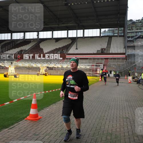 07.12.2025 - St. Pauli X-Mass-Run No. 15 Fabian Wolf http://msf.ph/oto/9396833 07.12.2025 10:41:27 Ziel 259, 575, 1275, 2330, 2331, 2507, 3047, 3392 meine-sportfotos.de