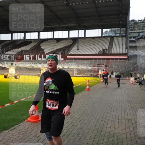 07.12.2025 - St. Pauli X-Mass-Run No. 15 Fabian Wolf http://msf.ph/oto/9396835 07.12.2025 10:41:28 Ziel 259, 575, 1275, 2330, 2331, 2507, 3047, 3392 meine-sportfotos.de