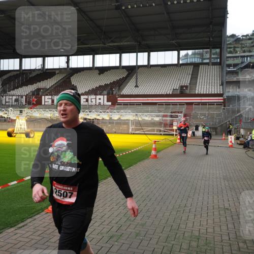 07.12.2025 - St. Pauli X-Mass-Run No. 15 Fabian Wolf http://msf.ph/oto/9396836 07.12.2025 10:41:28 Ziel 259, 575, 1275, 2330, 2331, 2507, 3047, 3392 meine-sportfotos.de