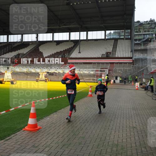 07.12.2025 - St. Pauli X-Mass-Run No. 15 Fabian Wolf http://msf.ph/oto/9396839 07.12.2025 10:41:31 Ziel 259, 1275, 2330, 2331, 2507, 3392 meine-sportfotos.de