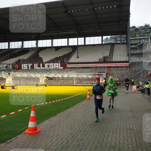 07.12.2025 - St. Pauli X-Mass-Run No. 15 Fabian Wolf http://msf.ph/oto/9396847 07.12.2025 10:41:39 Ziel 141, 259, 279, 322, 1275, 2288, 2507, 2563, 3392 meine-sportfotos.de