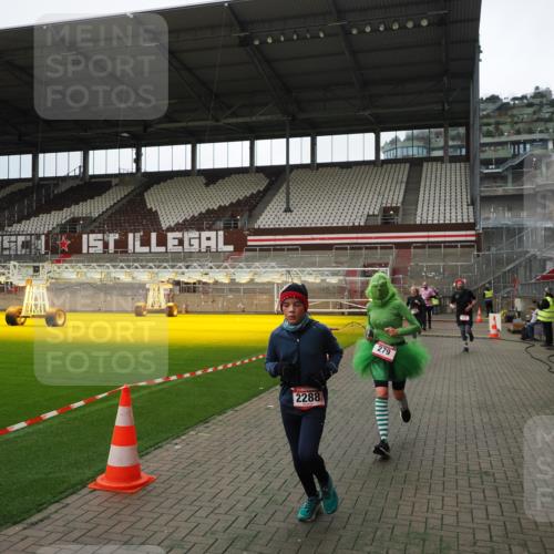 07.12.2025 - St. Pauli X-Mass-Run No. 15 Fabian Wolf http://msf.ph/oto/9396851 07.12.2025 10:41:40 Ziel 141, 279, 322, 1275, 2288, 2563, 3392 meine-sportfotos.de