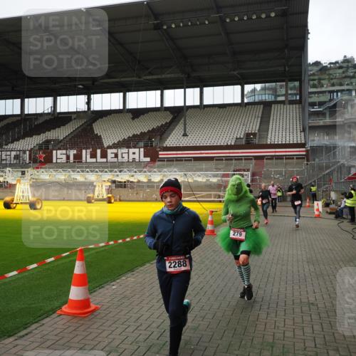 07.12.2025 - St. Pauli X-Mass-Run No. 15 Fabian Wolf http://msf.ph/oto/9396852 07.12.2025 10:41:40 Ziel 141, 279, 322, 1275, 2288, 2563, 3392 meine-sportfotos.de