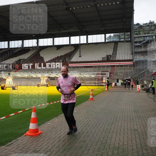 07.12.2025 - St. Pauli X-Mass-Run No. 15 Fabian Wolf http://msf.ph/oto/9396869 07.12.2025 10:41:47 Ziel 141, 279, 322, 1266, 2288, 2563, 2829 meine-sportfotos.de