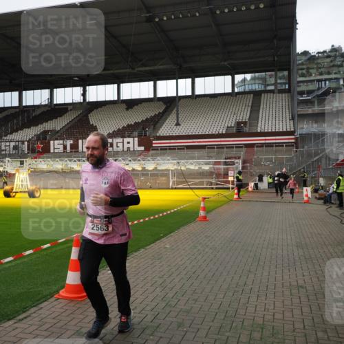 07.12.2025 - St. Pauli X-Mass-Run No. 15 Fabian Wolf http://msf.ph/oto/9396871 07.12.2025 10:41:47 Ziel 141, 279, 322, 1266, 2288, 2563, 2829 meine-sportfotos.de