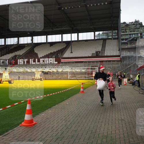 07.12.2025 - St. Pauli X-Mass-Run No. 15 Fabian Wolf http://msf.ph/oto/9396874 07.12.2025 10:41:51 Ziel 141, 279, 322, 1266, 2288, 2563, 2829, 2831 meine-sportfotos.de