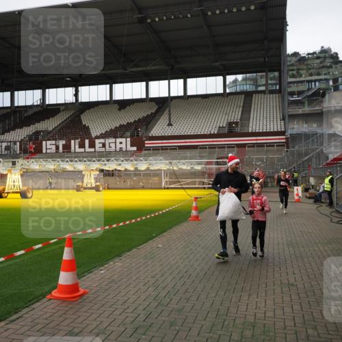 07.12.2025 - St. Pauli X-Mass-Run No. 15 Fabian Wolf http://msf.ph/oto/9396876 07.12.2025 10:41:51 Ziel 141, 279, 322, 1266, 2288, 2563, 2829, 2831 meine-sportfotos.de