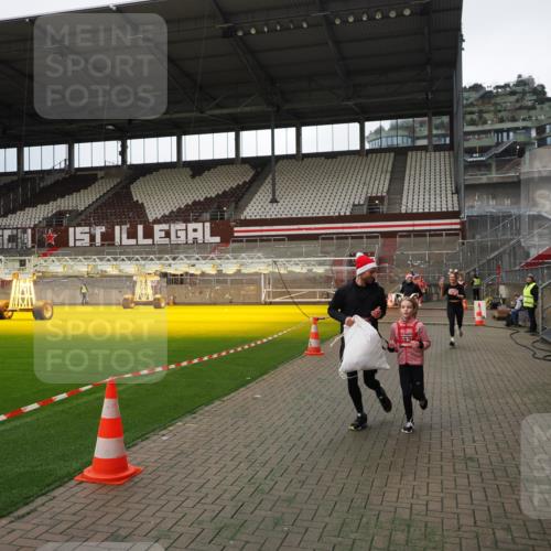 07.12.2025 - St. Pauli X-Mass-Run No. 15 Fabian Wolf http://msf.ph/oto/9396877 07.12.2025 10:41:52 Ziel 141, 279, 322, 1266, 2288, 2563, 2829, 2831 meine-sportfotos.de