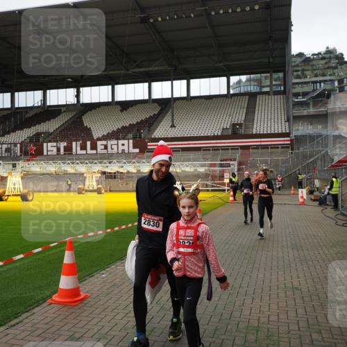 07.12.2025 - St. Pauli X-Mass-Run No. 15 Fabian Wolf http://msf.ph/oto/9396884 07.12.2025 10:41:53 Ziel 141, 279, 322, 1266, 1675, 2563, 2829, 2831 meine-sportfotos.de