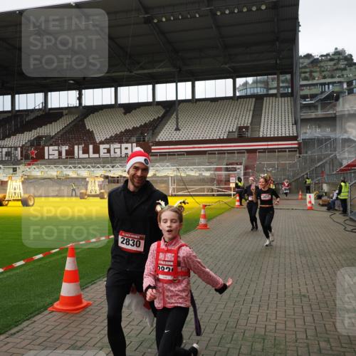 07.12.2025 - St. Pauli X-Mass-Run No. 15 Fabian Wolf http://msf.ph/oto/9396885 07.12.2025 10:41:53 Ziel 141, 279, 322, 1266, 1675, 2563, 2829, 2831 meine-sportfotos.de