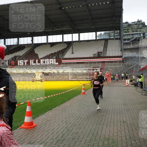 07.12.2025 - St. Pauli X-Mass-Run No. 15 Fabian Wolf http://msf.ph/oto/9396886 07.12.2025 10:41:54 Ziel 141, 279, 322, 1266, 1675, 2563, 2829, 2831 meine-sportfotos.de