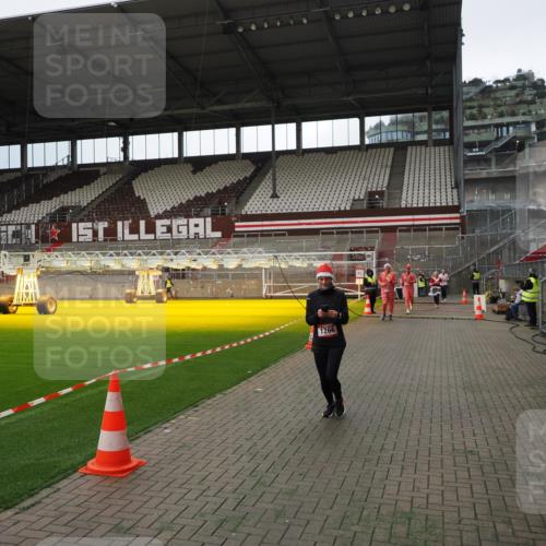 07.12.2025 - St. Pauli X-Mass-Run No. 15 Fabian Wolf http://msf.ph/oto/9396896 07.12.2025 10:41:56 Ziel 141, 322, 1266, 1674, 1675, 1676, 2563, 2829, 2831 meine-sportfotos.de