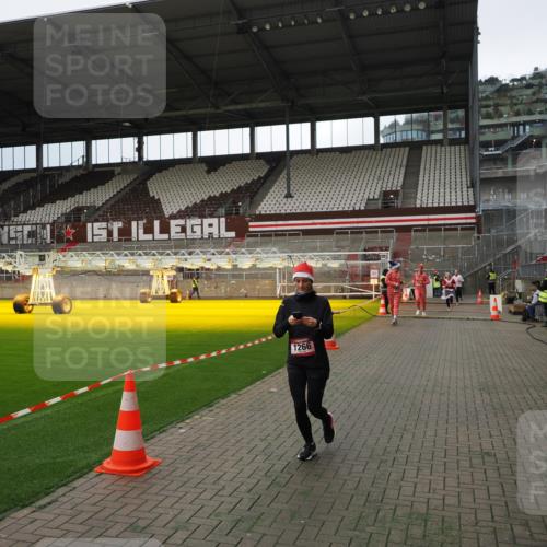 07.12.2025 - St. Pauli X-Mass-Run No. 15 Fabian Wolf http://msf.ph/oto/9396899 07.12.2025 10:41:57 Ziel 141, 322, 1266, 1674, 1675, 1676, 2563, 2829, 2831 meine-sportfotos.de