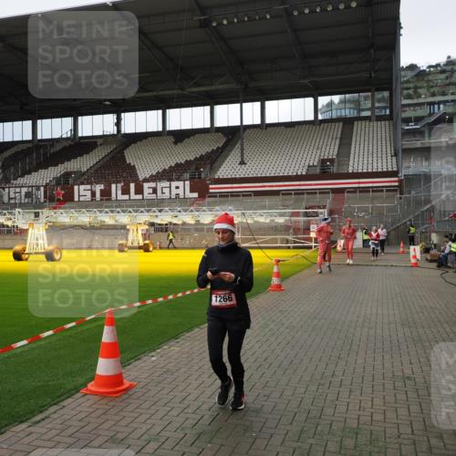 07.12.2025 - St. Pauli X-Mass-Run No. 15 Fabian Wolf http://msf.ph/oto/9396901 07.12.2025 10:41:57 Ziel 141, 322, 1266, 1674, 1675, 1676, 2563, 2829, 2831 meine-sportfotos.de