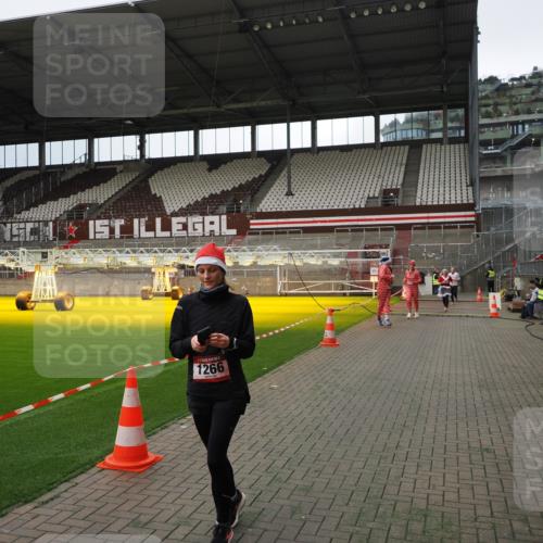 07.12.2025 - St. Pauli X-Mass-Run No. 15 Fabian Wolf http://msf.ph/oto/9396903 07.12.2025 10:41:57 Ziel 141, 322, 1266, 1674, 1675, 1676, 2563, 2829, 2831 meine-sportfotos.de