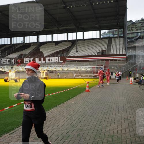 07.12.2025 - St. Pauli X-Mass-Run No. 15 Fabian Wolf http://msf.ph/oto/9396905 07.12.2025 10:41:58 Ziel 141, 322, 968, 1266, 1674, 1675, 1676, 2563, 2829, 2831 meine-sportfotos.de