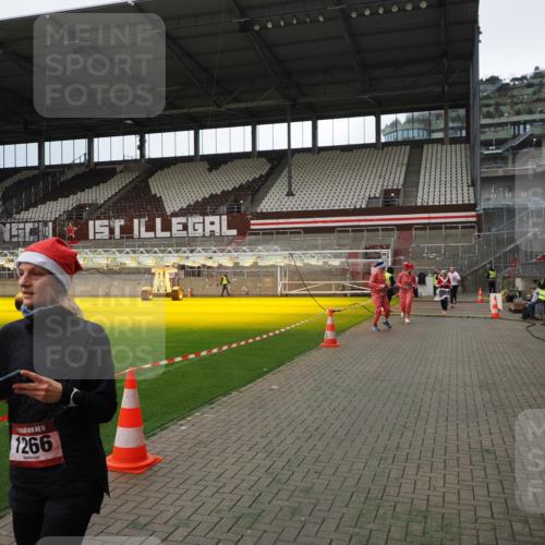 07.12.2025 - St. Pauli X-Mass-Run No. 15 Fabian Wolf http://msf.ph/oto/9396906 07.12.2025 10:41:58 Ziel 141, 322, 968, 1266, 1674, 1675, 1676, 2563, 2829, 2831 meine-sportfotos.de