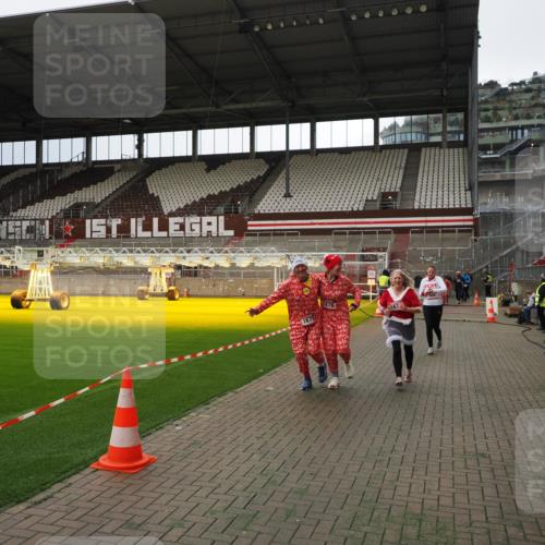 07.12.2025 - St. Pauli X-Mass-Run No. 15 Fabian Wolf http://msf.ph/oto/9396918 07.12.2025 10:42:03 Ziel 968, 1266, 1674, 1675, 1676, 2829, 2831 meine-sportfotos.de