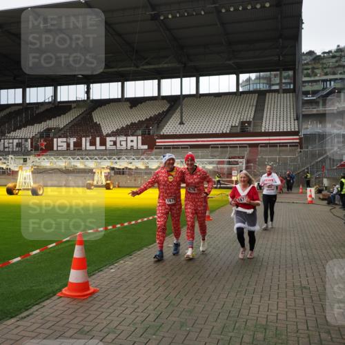 07.12.2025 - St. Pauli X-Mass-Run No. 15 Fabian Wolf http://msf.ph/oto/9396921 07.12.2025 10:42:04 Ziel 968, 1266, 1674, 1675, 1676, 2829, 2831 meine-sportfotos.de