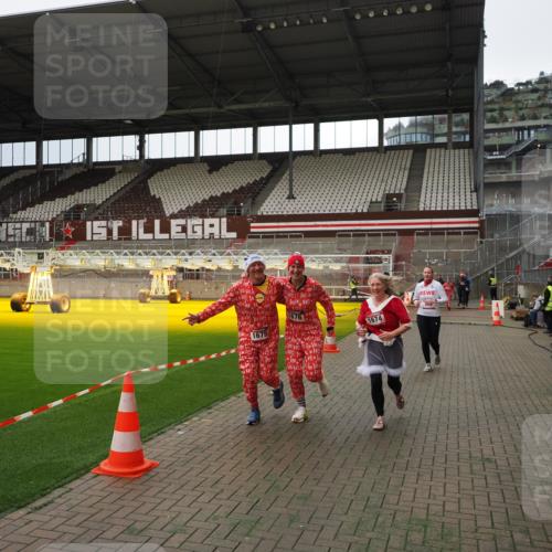07.12.2025 - St. Pauli X-Mass-Run No. 15 Fabian Wolf http://msf.ph/oto/9396922 07.12.2025 10:42:04 Ziel 968, 1266, 1674, 1675, 1676, 2829, 2831 meine-sportfotos.de