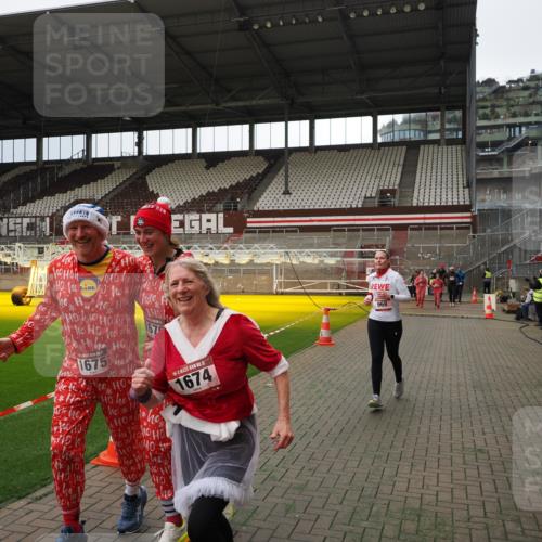 07.12.2025 - St. Pauli X-Mass-Run No. 15 Fabian Wolf http://msf.ph/oto/9396929 07.12.2025 10:42:05 Ziel 968, 1266, 1674, 1675, 1676, 2829, 2831, 4045, 4046 meine-sportfotos.de