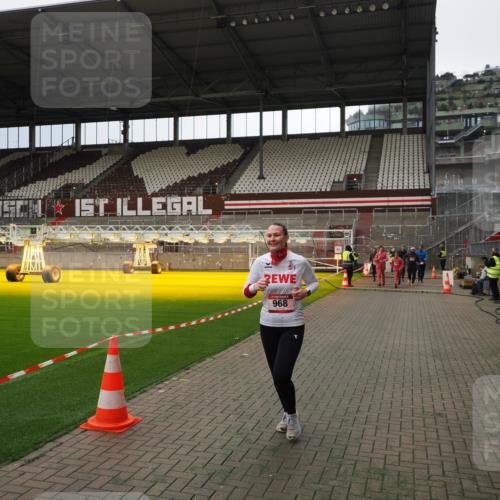 07.12.2025 - St. Pauli X-Mass-Run No. 15 Fabian Wolf http://msf.ph/oto/9396934 07.12.2025 10:42:06 Ziel 968, 1266, 1674, 1675, 1676, 2829, 2831, 4045, 4046, 4441 meine-sportfotos.de