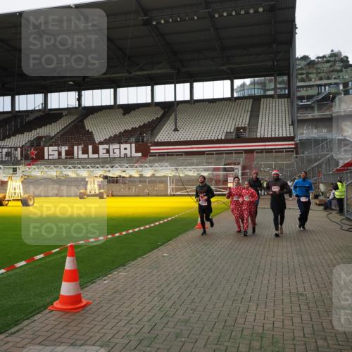 07.12.2025 - St. Pauli X-Mass-Run No. 15 Fabian Wolf http://msf.ph/oto/9396944 07.12.2025 10:42:12 Ziel 968, 1674, 1675, 1676, 2261, 3042, 4045, 4046, 4441, 4622 meine-sportfotos.de