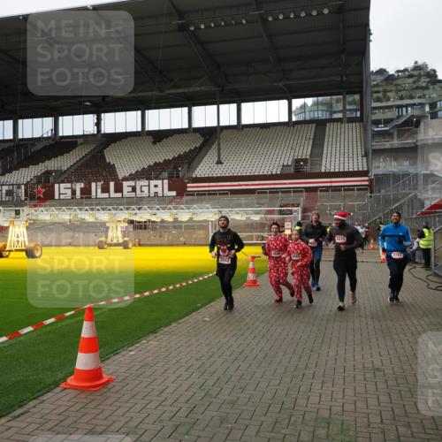 07.12.2025 - St. Pauli X-Mass-Run No. 15 Fabian Wolf http://msf.ph/oto/9396948 07.12.2025 10:42:13 Ziel 116, 968, 1438, 1674, 1675, 1676, 2261, 3042, 4045, 4046, 4441, 4622 meine-sportfotos.de