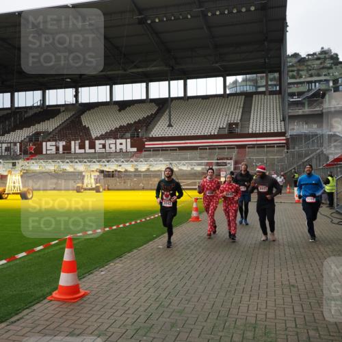 07.12.2025 - St. Pauli X-Mass-Run No. 15 Fabian Wolf http://msf.ph/oto/9396949 07.12.2025 10:42:13 Ziel 116, 968, 1438, 1674, 1675, 1676, 2261, 3042, 4045, 4046, 4441, 4622 meine-sportfotos.de