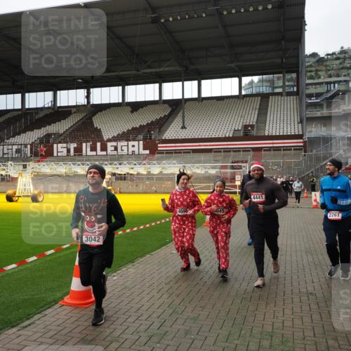 07.12.2025 - St. Pauli X-Mass-Run No. 15 Fabian Wolf http://msf.ph/oto/9396956 07.12.2025 10:42:14 Ziel 116, 968, 1438, 1674, 1676, 2261, 3042, 4045, 4046, 4441, 4622 meine-sportfotos.de