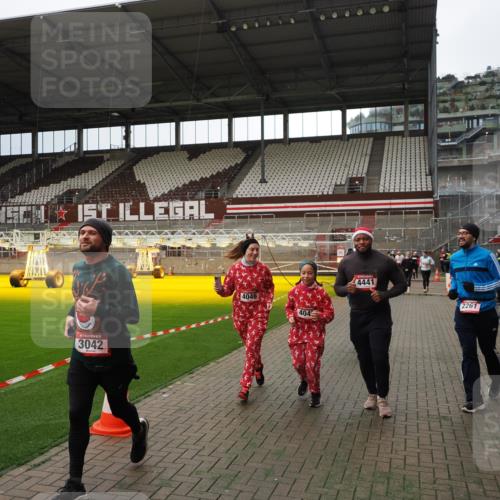 07.12.2025 - St. Pauli X-Mass-Run No. 15 Fabian Wolf http://msf.ph/oto/9396957 07.12.2025 10:42:15 Ziel 116, 968, 1438, 1674, 1676, 2261, 3042, 4045, 4046, 4441, 4622 meine-sportfotos.de