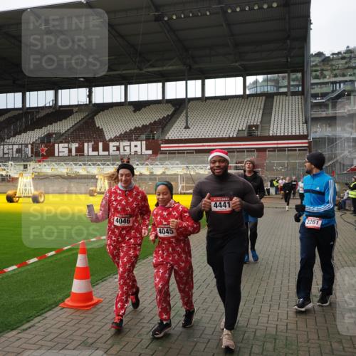 07.12.2025 - St. Pauli X-Mass-Run No. 15 Fabian Wolf http://msf.ph/oto/9396961 07.12.2025 10:42:15 Ziel 116, 968, 1438, 1674, 1676, 2261, 3042, 4045, 4046, 4441, 4622 meine-sportfotos.de