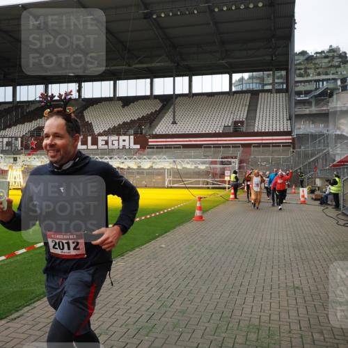 07.12.2025 - St. Pauli X-Mass-Run No. 15 Fabian Wolf http://msf.ph/oto/9397019 07.12.2025 10:42:32 Ziel 116, 519, 563, 625, 1272, 1358, 1434, 1438, 2012, 2013, 2155, 2157, 2621, 2622, 2722, 2931, 3399, 4394 meine-sportfotos.de